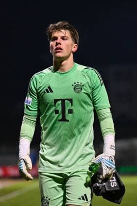 Regionalliga Bayern; TSV Buchbach - FC Bayern München II; 21.11.2025 Buchbach, DEUTSCHLAND - 21. NOVEMBER: im Bild Jannis Gerhard BÄRTL (FC Bayern München II 18) Einzelfoto Freisteller beim Ligaspiel zwischen dem TSV Buchbach und dem FC Bayern München II am 19. Spieltag der Regionalliga Bayern in der SMR-Arena am 21.11.2025 Copyright: xBEAUTIFULxSPORTS Goldbergx