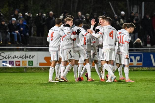Regionalliga Bayern; TSV Buchbach - FC Bayern München II; 21.11.2025 buchbach, DEUTSCHLAND - 21. NOVEMBER: Jubel der Bayern Amateure nach dem Treffer zum 1-3 durch Anton HEINZ (FC Bayern München II 7) Torschuetze Freude Happy beim Ligaspiel zwischen dem TSV Buchbach und dem FC Bayern München II am 19. Spieltag der Regionalliga Bayern in der SMR-Arena am 21.11.2025 Copyright: xBEAUTIFULxSPORTS Goldbergx
