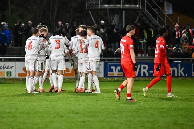 Regionalliga Bayern; TSV Buchbach - FC Bayern München II; 21.11.2025 buchbach, DEUTSCHLAND - 21. NOVEMBER: Jubel der Bayern Amateure nach dem Treffer zum 1-3 durch Anton HEINZ (FC Bayern München II 7) Torschuetze Freude Happy beim Ligaspiel zwischen dem TSV Buchbach und dem FC Bayern München II am 19. Spieltag der Regionalliga Bayern in der SMR-Arena am 21.11.2025 Copyright: xBEAUTIFULxSPORTS Goldbergx
