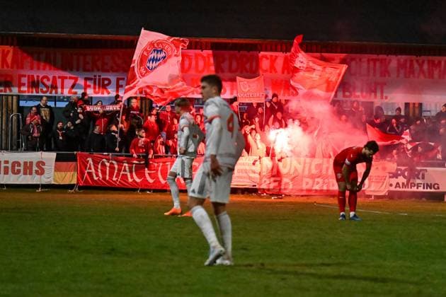 Regionalliga Bayern; TSV Buchbach - FC Bayern München II; 21.11.2025 buchbach, DEUTSCHLAND - 21. NOVEMBER: Fans der Bayern Amateure zünden Pyrotechnik beim Ligaspiel zwischen dem TSV Buchbach und dem FC Bayern München II am 19. Spieltag der Regionalliga Bayern in der SMR-Arena am 21.11.2025 Copyright: xBEAUTIFULxSPORTS Goldbergx