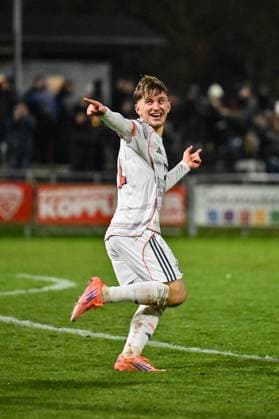 Regionalliga Bayern; TSV Buchbach - FC Bayern München II; 21.11.2025 buchbach, DEUTSCHLAND - 21. NOVEMBER: Jubel der Bayern Amateure nach dem Treffer zum 1-4 durch Tim Andreas BINDER (FC Bayern München II 11) Torschuetze Freude Happy beim Ligaspiel zwischen dem TSV Buchbach und dem FC Bayern München II am 19. Spieltag der Regionalliga Bayern in der SMR-Arena am 21.11.2025 Copyright: xBEAUTIFULxSPORTS Goldbergx