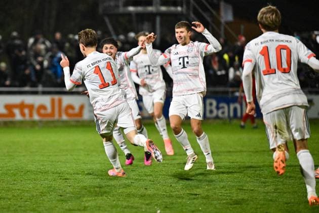 Regionalliga Bayern; TSV Buchbach - FC Bayern München II; 21.11.2025 buchbach, DEUTSCHLAND - 21. NOVEMBER: Jubel der Bayern Amateure nach dem Treffer zum 1-4 durch Tim Andreas BINDER (FC Bayern München II 11) Torschuetze Freude Happy beim Ligaspiel zwischen dem TSV Buchbach und dem FC Bayern München II am 19. Spieltag der Regionalliga Bayern in der SMR-Arena am 21.11.2025 Copyright: xBEAUTIFULxSPORTS Goldbergx
