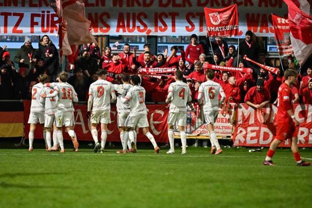 Regionalliga Bayern; TSV Buchbach - FC Bayern München II; 21.11.2025 buchbach, DEUTSCHLAND - 21. NOVEMBER: Jubel der Bayern Amateure nach dem Treffer zum 1-4 durch Tim Andreas BINDER (FC Bayern München II 11) Torschuetze Freude Happy beim Ligaspiel zwischen dem TSV Buchbach und dem FC Bayern München II am 19. Spieltag der Regionalliga Bayern in der SMR-Arena am 21.11.2025 Copyright: xBEAUTIFULxSPORTS Goldbergx