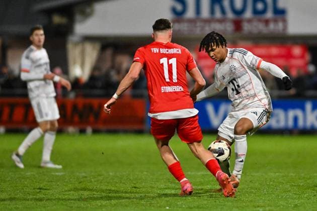 Regionalliga Bayern; TSV Buchbach - FC Bayern München II; 21.11.2025 buchbach, DEUTSCHLAND - 21. NOVEMBER: im Duell Tobias STOSSBERGER (TSV Buchbach 11) Julien YANDA (FC Bayern München II 3) beim Ligaspiel zwischen dem TSV Buchbach und dem FC Bayern München II am 19. Spieltag der Regionalliga Bayern in der SMR-Arena am 21.11.2025 Copyright: xBEAUTIFULxSPORTS Goldbergx