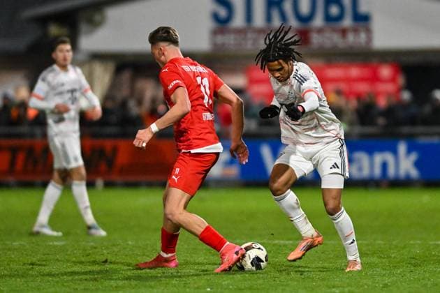 Regionalliga Bayern; TSV Buchbach - FC Bayern München II; 21.11.2025 buchbach, DEUTSCHLAND - 21. NOVEMBER: im Duell Tobias STOSSBERGER (TSV Buchbach 11) Julien YANDA (FC Bayern München II 3) beim Ligaspiel zwischen dem TSV Buchbach und dem FC Bayern München II am 19. Spieltag der Regionalliga Bayern in der SMR-Arena am 21.11.2025 Copyright: xBEAUTIFULxSPORTS Goldbergx