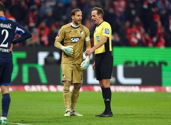 21.11.2025, Fussball Bundesliga, 1. FSV Mainz 05 - TSG 1899 Hoffenheim, emonline, emspor, v.l., Torwart Oliver Baumann (TSG 1899 Hoffenheim), Schiedsrichter Sascha Stegemann DFL DFB REGULATIONS PROHIBIT ANY USE OF PHOTOGRAPHS AS IMAGE SEQUENCES AND OR QUASI-VIDEO. xdcx Copyright: HMBxMedia Claus