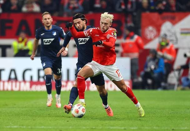 21.11.2025, Fussball Bundesliga, 1. FSV Mainz 05 - TSG 1899 Hoffenheim, emonline, emspor, v.l., Leon Avdullahu (TSG 1899 Hoffenheim), Benedict Hollerbach (FSV Mainz 05) DFL DFB REGULATIONS PROHIBIT ANY USE OF PHOTOGRAPHS AS IMAGE SEQUENCES AND OR QUASI-VIDEO. xdcx Copyright: HMBxMedia Claus