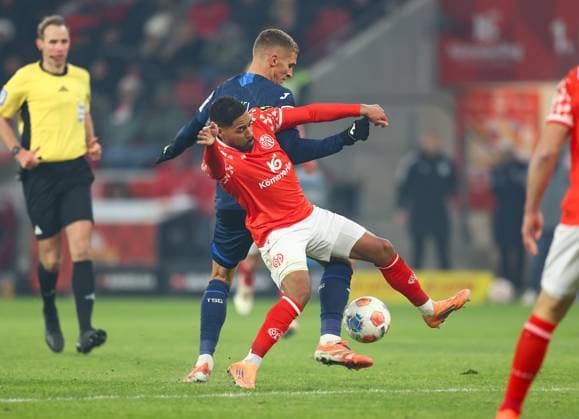 21.11.2025, Fussball Bundesliga, 1. FSV Mainz 05 - TSG 1899 Hoffenheim, emonline, emspor, v.l., Grischa Prömel (TSG 1899 Hoffenheim), Phillipp Mwene (FSV Mainz 05) DFL DFB REGULATIONS PROHIBIT ANY USE OF PHOTOGRAPHS AS IMAGE SEQUENCES AND OR QUASI-VIDEO. xdcx Copyright: HMBxMedia Claus