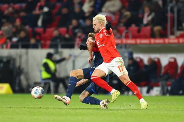 21.11.2025, Fussball Bundesliga, 1. FSV Mainz 05 - TSG 1899 Hoffenheim, emonline, emspor, v.l., Wouter Burger (TSG 1899 Hoffenheim), Benedict Hollerbach (FSV Mainz 05) DFL DFB REGULATIONS PROHIBIT ANY USE OF PHOTOGRAPHS AS IMAGE SEQUENCES AND OR QUASI-VIDEO. xdcx Copyright: HMBxMedia Claus