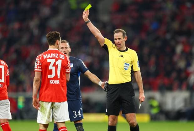 21.11.2025, Fussball Bundesliga, 1. FSV Mainz 05 - TSG 1899 Hoffenheim, emonline, emspor, v.l., Schiedsrichter Sascha Stegemann zeigt Dominik Kohr (FSV Mainz 05) die Gelbe Karte receive a yellow card DFL DFB REGULATIONS PROHIBIT ANY USE OF PHOTOGRAPHS AS IMAGE SEQUENCES AND OR QUASI-VIDEO. xdcx Copyright: HMBxMedia Claus