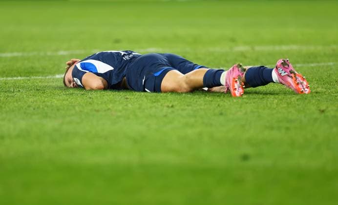 21.11.2025, Fussball Bundesliga, 1. FSV Mainz 05 - TSG 1899 Hoffenheim, emonline, emspor, v.l., Tim Lemperle (TSG 1899 Hoffenheim) am Boden DFL DFB REGULATIONS PROHIBIT ANY USE OF PHOTOGRAPHS AS IMAGE SEQUENCES AND OR QUASI-VIDEO. xdcx Copyright: HMBxMedia Claus