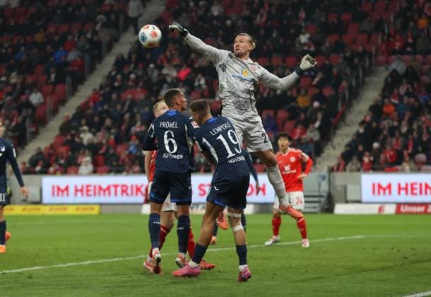 21.11.2025, Fussball Bundesliga, 1. FSV Mainz 05 - TSG 1899 Hoffenheim, emonline, emspor, v.l., Grischa Prömel (TSG 1899 Hoffenheim), Tim Lemperle (TSG 1899 Hoffenheim), Torwart Robin Zentner (FSV Mainz 05) DFL DFB REGULATIONS PROHIBIT ANY USE OF PHOTOGRAPHS AS IMAGE SEQUENCES AND OR QUASI-VIDEO. xdcx Copyright: HMBxMedia Claus