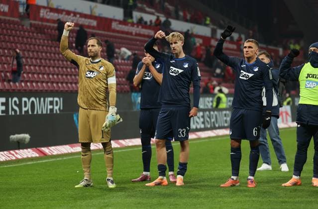 21.11.2025, Fussball Bundesliga, 1. FSV Mainz 05 - TSG 1899 Hoffenheim, emonline, emspor, v.l., Torwart Oliver Baumann (TSG 1899 Hoffenheim), Max Moerstedt (TSG 1899 Hoffenheim) DFL DFB REGULATIONS PROHIBIT ANY USE OF PHOTOGRAPHS AS IMAGE SEQUENCES AND OR QUASI-VIDEO. xdcx Copyright: HMBxMedia Claus