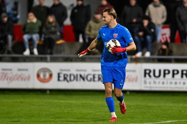 Regionalliga Bayern; TSV Buchbach - FC Bayern München II; 21.11.2025 Buchbach, DEUTSCHLAND - 21. NOVEMBER: am Ball Ludwig ZECH (TSV Buchbach 1) beim Ligaspiel zwischen dem TSV Buchbach und dem FC Bayern München II am 19. Spieltag der Regionalliga Bayern in der SMR-Arena am 21.11.2025 Copyright: xBEAUTIFULxSPORTS Goldbergx