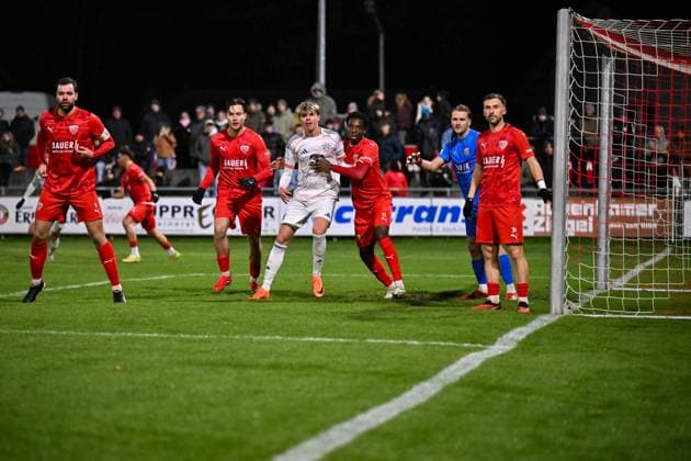 Regionalliga Bayern; TSV Buchbach - FC Bayern München II; 21.11.2025 Buchbach, DEUTSCHLAND - 21. NOVEMBER: Der Eckball der Gäste bringt nichts ein beim Ligaspiel zwischen dem TSV Buchbach und dem FC Bayern München II am 19. Spieltag der Regionalliga Bayern in der SMR-Arena am 21.11.2025 Copyright: xBEAUTIFULxSPORTS Goldbergx