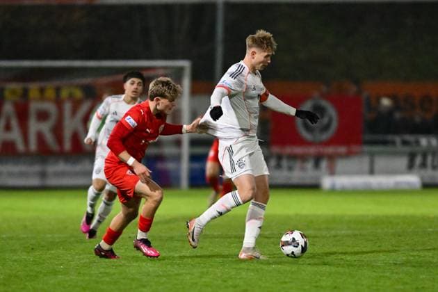 Regionalliga Bayern; TSV Buchbach - FC Bayern München II; 21.11.2025 Buchbach, DEUTSCHLAND - 21. NOVEMBER: im Duell Alexander MEHRING (TSV Buchbach 33) und Anton HEINZ (FC Bayern München II 7) beim Ligaspiel zwischen dem TSV Buchbach und dem FC Bayern München II am 19. Spieltag der Regionalliga Bayern in der SMR-Arena am 21.11.2025 Copyright: xBEAUTIFULxSPORTS Goldbergx