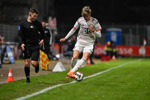 Regionalliga Bayern; TSV Buchbach - FC Bayern München II; 21.11.2025 Buchbach, DEUTSCHLAND - 21. NOVEMBER: am Ball Guido Della ROVERE (FC Bayern München II 10) beim Ligaspiel zwischen dem TSV Buchbach und dem FC Bayern München II am 19. Spieltag der Regionalliga Bayern in der SMR-Arena am 21.11.2025 Copyright: xBEAUTIFULxSPORTS Goldbergx