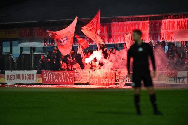 Regionalliga Bayern; TSV Buchbach - FC Bayern München II; 21.11.2025 Buchbach, DEUTSCHLAND - 21. NOVEMBER: Fans der Bayern Amateure zünden Pyrotechnik beim Ligaspiel zwischen dem TSV Buchbach und dem FC Bayern München II am 19. Spieltag der Regionalliga Bayern in der SMR-Arena am 21.11.2025 Copyright: xBEAUTIFULxSPORTS Goldbergx