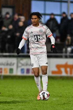 Regionalliga Bayern; TSV Buchbach - FC Bayern München II; 21.11.2025 Buchbach, DEUTSCHLAND - 21. NOVEMBER: am Ball Julien YANDA (FC Bayern München II 3) Einzelfoto Freisteller beim Ligaspiel zwischen dem TSV Buchbach und dem FC Bayern München II am 19. Spieltag der Regionalliga Bayern in der SMR-Arena am 21.11.2025 Copyright: xBEAUTIFULxSPORTS Goldbergx
