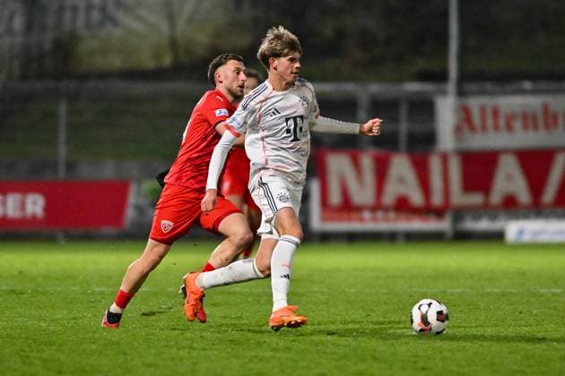 Regionalliga Bayern; TSV Buchbach - FC Bayern München II; 21.11.2025 Buchbach, DEUTSCHLAND - 21. NOVEMBER: im Duell Guido Della ROVERE (FC Bayern München II 10) und Albano GASHI (TSV Buchbach 34) beim Ligaspiel zwischen dem TSV Buchbach und dem FC Bayern München II am 19. Spieltag der Regionalliga Bayern in der SMR-Arena am 21.11.2025 Copyright: xBEAUTIFULxSPORTS Goldbergx