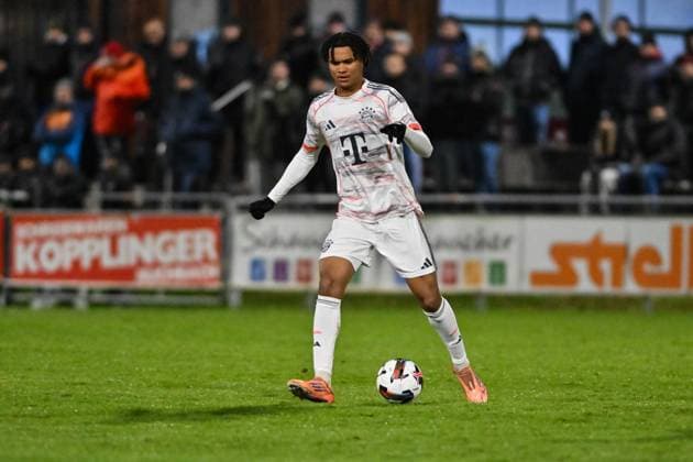 Regionalliga Bayern; TSV Buchbach - FC Bayern München II; 21.11.2025 Buchbach, DEUTSCHLAND - 21. NOVEMBER: am Ball Julien YANDA (FC Bayern München II 3) Einzelfoto Freisteller beim Ligaspiel zwischen dem TSV Buchbach und dem FC Bayern München II am 19. Spieltag der Regionalliga Bayern in der SMR-Arena am 21.11.2025 Copyright: xBEAUTIFULxSPORTS Goldbergx