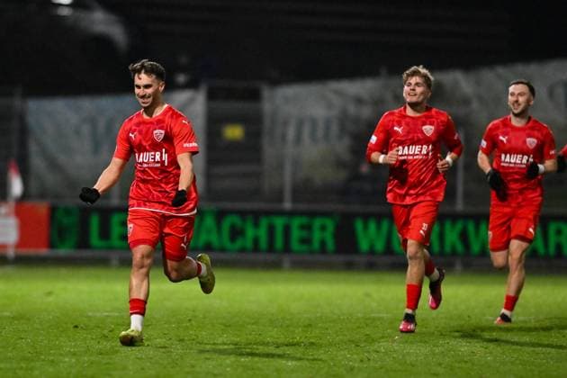 Regionalliga Bayern; TSV Buchbach - FC Bayern München II; 21.11.2025 Buchbach, DEUTSCHLAND - 21. NOVEMBER: Jubel der Hausherren nach dem Treffer zum 1-0 druch Samed BAHAR (TSV Buchbach 8) Tor Torschuetze Freude Happy beim Ligaspiel zwischen dem TSV Buchbach und dem FC Bayern München II am 19. Spieltag der Regionalliga Bayern in der SMR-Arena am 21.11.2025 Copyright: xBEAUTIFULxSPORTS Goldbergx
