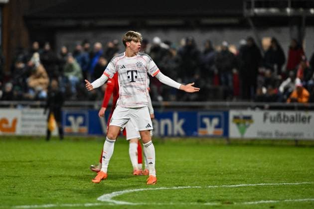 Regionalliga Bayern; TSV Buchbach - FC Bayern München II; 21.11.2025 Buchbach, DEUTSCHLAND - 21. NOVEMBER: im Bild Guido Della ROVERE (FC Bayern München II 10) Einzelfoto Freisteller beim Ligaspiel zwischen dem TSV Buchbach und dem FC Bayern München II am 19. Spieltag der Regionalliga Bayern in der SMR-Arena am 21.11.2025 Copyright: xBEAUTIFULxSPORTS Goldbergx
