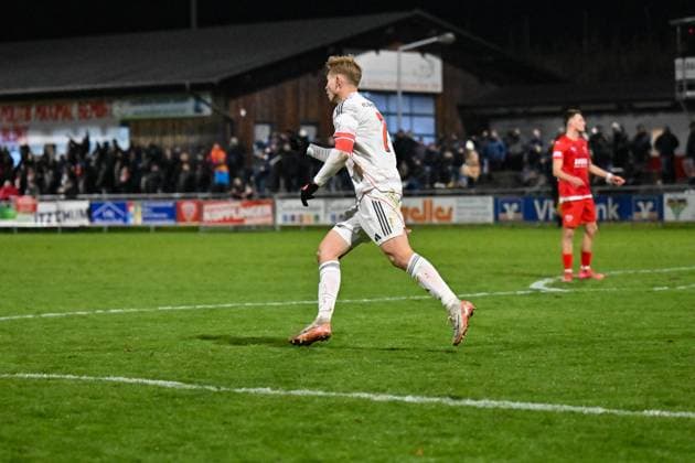 Regionalliga Bayern; TSV Buchbach - FC Bayern München II; 21.11.2025 Buchbach, DEUTSCHLAND - 21. NOVEMBER: Jubel der Bayern Amateure nach dem Treffer zum 1-1 durch Anton HEINZ (FC Bayern München II 7) Tor Torschuetze Freude Happy beim Ligaspiel zwischen dem TSV Buchbach und dem FC Bayern München II am 19. Spieltag der Regionalliga Bayern in der SMR-Arena am 21.11.2025 Copyright: xBEAUTIFULxSPORTS Goldbergx
