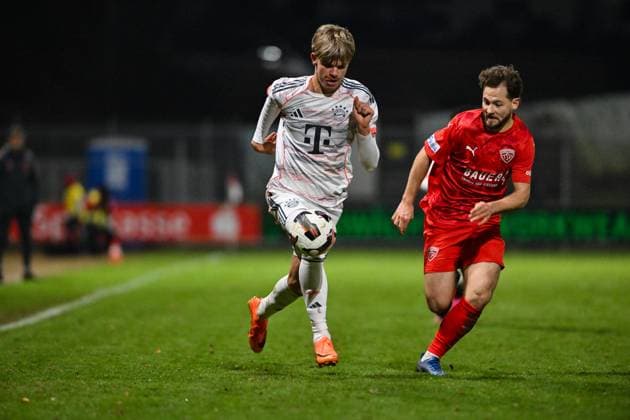 Regionalliga Bayern; TSV Buchbach - FC Bayern München II; 21.11.2025 Buchbach, DEUTSCHLAND - 21. NOVEMBER: im Duell Guido Della ROVERE (FC Bayern München II 10) und Tobias HEILAND (TSV Buchbach 10) beim Ligaspiel zwischen dem TSV Buchbach und dem FC Bayern München II am 19. Spieltag der Regionalliga Bayern in der SMR-Arena am 21.11.2025 Copyright: xBEAUTIFULxSPORTS Goldbergx