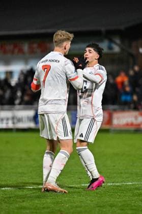 Regionalliga Bayern; TSV Buchbach - FC Bayern München II; 21.11.2025 Buchbach, DEUTSCHLAND - 21. NOVEMBER: Jubel der Bayern Amateure nach dem Treffer zum 1-1 durch Anton HEINZ (FC Bayern München II 7) Tor Torschuetze Freude Happy beim Ligaspiel zwischen dem TSV Buchbach und dem FC Bayern München II am 19. Spieltag der Regionalliga Bayern in der SMR-Arena am 21.11.2025 Copyright: xBEAUTIFULxSPORTS Goldbergx