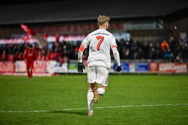 Regionalliga Bayern; TSV Buchbach - FC Bayern München II; 21.11.2025 Buchbach, DEUTSCHLAND - 21. NOVEMBER: Jubel der Bayern Amateure nach dem Treffer zum 1-1 durch Anton HEINZ (FC Bayern München II 7) Tor Torschuetze Freude Happy beim Ligaspiel zwischen dem TSV Buchbach und dem FC Bayern München II am 19. Spieltag der Regionalliga Bayern in der SMR-Arena am 21.11.2025 Copyright: xBEAUTIFULxSPORTS Goldbergx