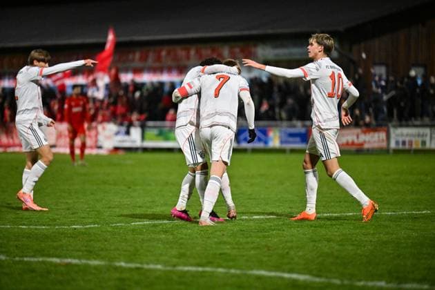 Regionalliga Bayern; TSV Buchbach - FC Bayern München II; 21.11.2025 Buchbach, DEUTSCHLAND - 21. NOVEMBER: Jubel der Bayern Amateure nach dem Treffer zum 1-1 durch Anton HEINZ (FC Bayern München II 7) Tor Torschuetze Freude Happy beim Ligaspiel zwischen dem TSV Buchbach und dem FC Bayern München II am 19. Spieltag der Regionalliga Bayern in der SMR-Arena am 21.11.2025 Copyright: xBEAUTIFULxSPORTS Goldbergx
