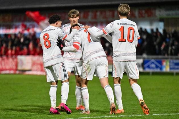 Regionalliga Bayern; TSV Buchbach - FC Bayern München II; 21.11.2025 Buchbach, DEUTSCHLAND - 21. NOVEMBER: Jubel der Bayern Amateure nach dem Treffer zum 1-1 durch Anton HEINZ (FC Bayern München II 7) Tor Torschuetze Freude Happy beim Ligaspiel zwischen dem TSV Buchbach und dem FC Bayern München II am 19. Spieltag der Regionalliga Bayern in der SMR-Arena am 21.11.2025 Copyright: xBEAUTIFULxSPORTS Goldbergx