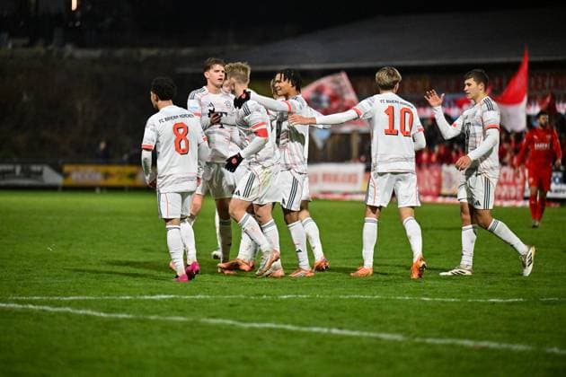 Regionalliga Bayern; TSV Buchbach - FC Bayern München II; 21.11.2025 Buchbach, DEUTSCHLAND - 21. NOVEMBER: Jubel der Bayern Amateure nach dem Treffer zum 1-1 durch Anton HEINZ (FC Bayern München II 7) Tor Torschuetze Freude Happy beim Ligaspiel zwischen dem TSV Buchbach und dem FC Bayern München II am 19. Spieltag der Regionalliga Bayern in der SMR-Arena am 21.11.2025 Copyright: xBEAUTIFULxSPORTS Goldbergx