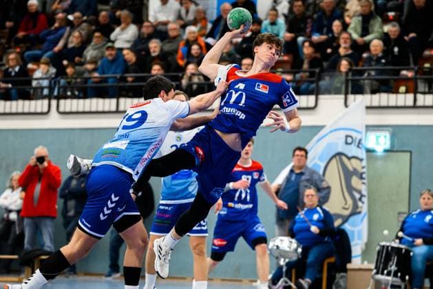 Kornwestheim, Handball: 3. Liga- 25 26 - SV Kornwestheim - HBW Balingen 2 v. li. im Zweikampf Christopher Tinti (Kornwestheim), Kalle Gaugisch (Balingen) Kornwestheim Halle Ost Baden-Württemberg Deutschland