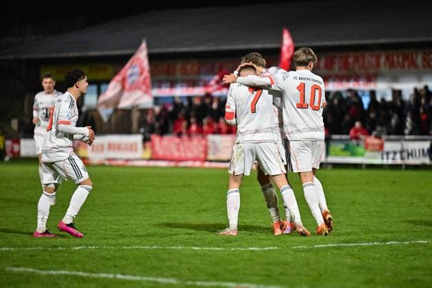 Regionalliga Bayern; TSV Buchbach - FC Bayern München II; 21.11.2025 Buchbach, DEUTSCHLAND - 21. NOVEMBER: Jubel der Bayern Amateure nach dem Treffer zum 1-1 durch Anton HEINZ (FC Bayern München II 7) Tor Torschuetze Freude Happy beim Ligaspiel zwischen dem TSV Buchbach und dem FC Bayern München II am 19. Spieltag der Regionalliga Bayern in der SMR-Arena am 21.11.2025 Copyright: xBEAUTIFULxSPORTS Goldbergx
