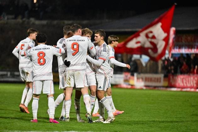 Regionalliga Bayern; TSV Buchbach - FC Bayern München II; 21.11.2025 Buchbach, DEUTSCHLAND - 21. NOVEMBER: Jubel der Bayern Amateure nach dem Treffer zum 1-1 durch Anton HEINZ (FC Bayern München II 7) Tor Torschuetze Freude Happy beim Ligaspiel zwischen dem TSV Buchbach und dem FC Bayern München II am 19. Spieltag der Regionalliga Bayern in der SMR-Arena am 21.11.2025 Copyright: xBEAUTIFULxSPORTS Goldbergx