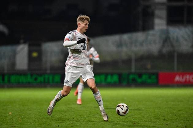 Regionalliga Bayern; TSV Buchbach - FC Bayern München II; 21.11.2025 Buchbach, DEUTSCHLAND - 21. NOVEMBER: am Ball Anton HEINZ (FC Bayern München II 7) Einzelfoto Freisteller beim Ligaspiel zwischen dem TSV Buchbach und dem FC Bayern München II am 19. Spieltag der Regionalliga Bayern in der SMR-Arena am 21.11.2025 Copyright: xBEAUTIFULxSPORTS Goldbergx