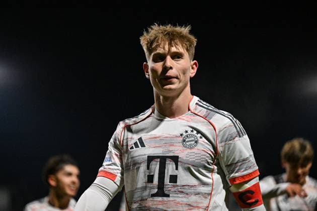 Regionalliga Bayern; TSV Buchbach - FC Bayern München II; 21.11.2025 Buchbach, DEUTSCHLAND - 21. NOVEMBER: im Bild Anton HEINZ (FC Bayern München II 7) Einzelfoto Freisteller beim Ligaspiel zwischen dem TSV Buchbach und dem FC Bayern München II am 19. Spieltag der Regionalliga Bayern in der SMR-Arena am 21.11.2025 Copyright: xBEAUTIFULxSPORTS Goldbergx