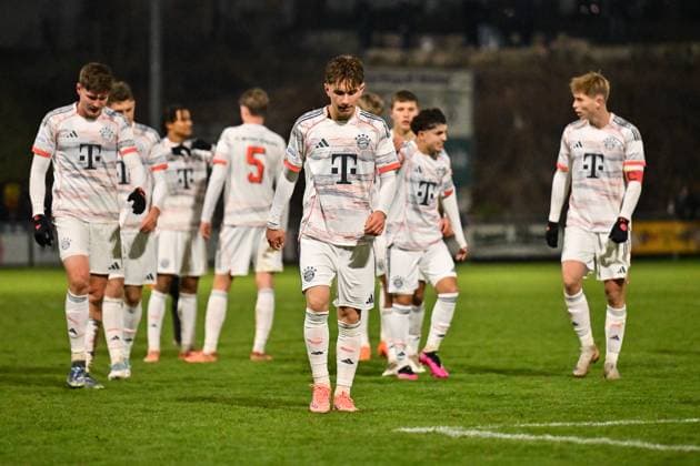 Regionalliga Bayern; TSV Buchbach - FC Bayern München II; 21.11.2025 Buchbach, DEUTSCHLAND - 21. NOVEMBER: hängende Köpfe der Bayern beim Gang in die Kabine zur Halbheit beim Ligaspiel zwischen dem TSV Buchbach und dem FC Bayern München II am 19. Spieltag der Regionalliga Bayern in der SMR-Arena am 21.11.2025 Copyright: xBEAUTIFULxSPORTS Goldbergx
