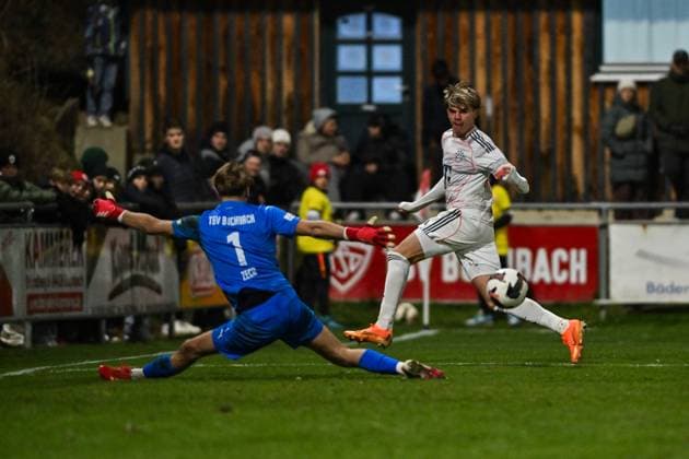 Regionalliga Bayern; TSV Buchbach - FC Bayern München II; 21.11.2025 Buchbach, DEUTSCHLAND - 21. NOVEMBER: die Szene vor dem Treffer zum 1-2 durch Guido Della ROVERE (FC Bayern München II 10) Tor Torschuetze Freude Happy beim Ligaspiel zwischen dem TSV Buchbach und dem FC Bayern München II am 19. Spieltag der Regionalliga Bayern in der SMR-Arena am 21.11.2025 Copyright: xBEAUTIFULxSPORTS Goldbergx