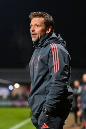 Regionalliga Bayern; TSV Buchbach - FC Bayern München II; 21.11.2025 buchbach, DEUTSCHLAND - 21. NOVEMBER: im Bild Holger SEITZ Cheftrainer FC Bayern München II Einzelfoto Freisteller beim Ligaspiel zwischen dem TSV Buchbach und dem FC Bayern München II am 19. Spieltag der Regionalliga Bayern in der SMR-Arena am 21.11.2025 Copyright: xBEAUTIFULxSPORTS Goldbergx