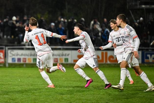 Regionalliga Bayern; TSV Buchbach - FC Bayern München II; 21.11.2025 buchbach, DEUTSCHLAND - 21. NOVEMBER: Jubel der Bayern Amateure nach dem Treffer zum 1-4 durch Tim Andreas BINDER (FC Bayern München II 11) Torschuetze Freude Happy beim Ligaspiel zwischen dem TSV Buchbach und dem FC Bayern München II am 19. Spieltag der Regionalliga Bayern in der SMR-Arena am 21.11.2025 Copyright: xBEAUTIFULxSPORTS Goldbergx