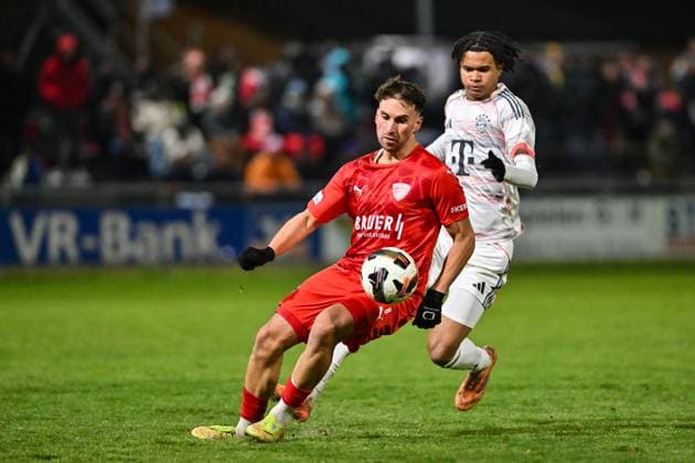 Regionalliga Bayern; TSV Buchbach - FC Bayern München II; 21.11.2025 buchbach, DEUTSCHLAND - 21. NOVEMBER: im Duell Samed BAHAR (TSV Buchbach 8) und Julien YANDA (FC Bayern München II 3) beim Ligaspiel zwischen dem TSV Buchbach und dem FC Bayern München II am 19. Spieltag der Regionalliga Bayern in der SMR-Arena am 21.11.2025 Copyright: xBEAUTIFULxSPORTS Goldbergx