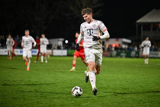 Regionalliga Bayern; TSV Buchbach - FC Bayern München II; 21.11.2025 Buchbach, DEUTSCHLAND - 21. NOVEMBER: am Ball Richard Christian MEIER (FC Bayern München II 9) Einzelfoto Freisteller beim Ligaspiel zwischen dem TSV Buchbach und dem FC Bayern München II am 19. Spieltag der Regionalliga Bayern in der SMR-Arena am 21.11.2025 Copyright: xBEAUTIFULxSPORTS Goldbergx