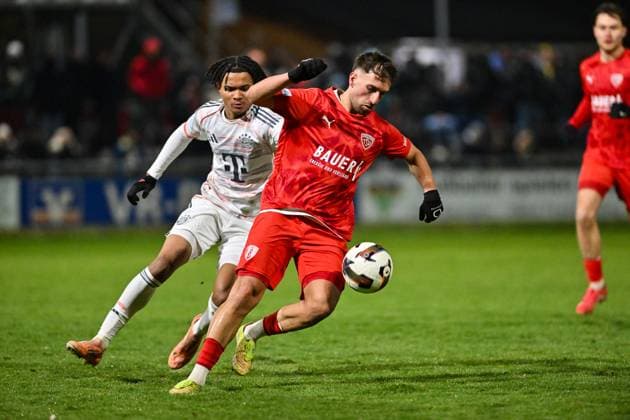 Regionalliga Bayern; TSV Buchbach - FC Bayern München II; 21.11.2025 buchbach, DEUTSCHLAND - 21. NOVEMBER: im Duell Samed BAHAR (TSV Buchbach 8) und Julien YANDA (FC Bayern München II 3) beim Ligaspiel zwischen dem TSV Buchbach und dem FC Bayern München II am 19. Spieltag der Regionalliga Bayern in der SMR-Arena am 21.11.2025 Copyright: xBEAUTIFULxSPORTS Goldbergx