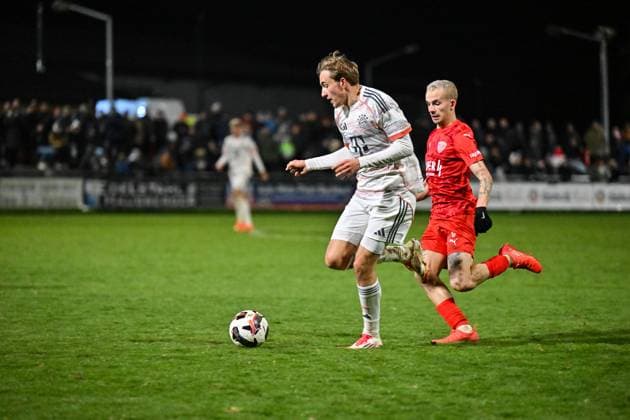 Regionalliga Bayern; TSV Buchbach - FC Bayern München II; 21.11.2025 Buchbach, DEUTSCHLAND - 21. NOVEMBER: im Duell Artur DEGRAF (FC Bayern München II 20) und Sascha HINGERL (TSV Buchbach 19) beim Ligaspiel zwischen dem TSV Buchbach und dem FC Bayern München II am 19. Spieltag der Regionalliga Bayern in der SMR-Arena am 21.11.2025 Copyright: xBEAUTIFULxSPORTS Goldbergx