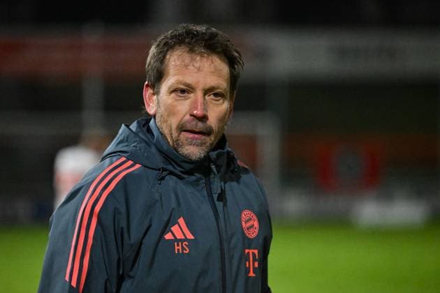 Regionalliga Bayern; TSV Buchbach - FC Bayern München II; 21.11.2025 Buchbach, DEUTSCHLAND - 21. NOVEMBER: Grosser Jubel der Bayern nach dem Auswärtssieg in Buchbach nach dem Ligaspiel zwischen dem TSV Buchbach und dem FC Bayern München II am 19. Spieltag der Regionalliga Bayern in der SMR-Arena am 21.11.2025 Holger SEITZ Cheftrainer FC Bayern München II Copyright: xBEAUTIFULxSPORTS Goldbergx