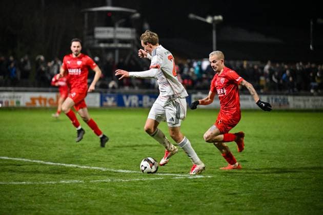 Regionalliga Bayern; TSV Buchbach - FC Bayern München II; 21.11.2025 Buchbach, DEUTSCHLAND - 21. NOVEMBER: im Duell Artur DEGRAF (FC Bayern München II 20) und Sascha HINGERL (TSV Buchbach 19) beim Ligaspiel zwischen dem TSV Buchbach und dem FC Bayern München II am 19. Spieltag der Regionalliga Bayern in der SMR-Arena am 21.11.2025 Copyright: xBEAUTIFULxSPORTS Goldbergx