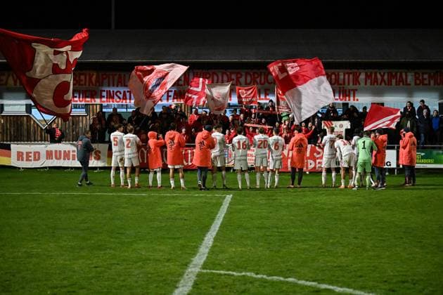 Regionalliga Bayern; TSV Buchbach - FC Bayern München II; 21.11.2025 Buchbach, DEUTSCHLAND - 21. NOVEMBER: Grosser Jubel der Bayern nach dem Auswärtssieg in Buchbach nach dem Ligaspiel zwischen dem TSV Buchbach und dem FC Bayern München II am 19. Spieltag der Regionalliga Bayern in der SMR-Arena am 21.11.2025 Copyright: xBEAUTIFULxSPORTS Goldbergx
